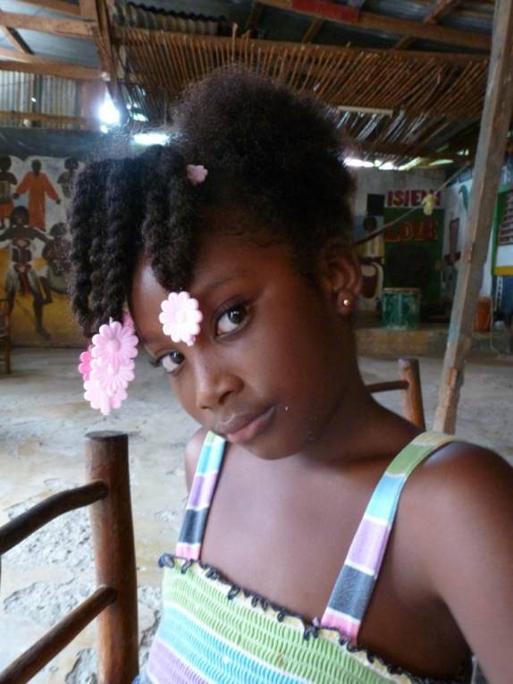 Autoretrato de uma bela menina garifuna, em Livingston, no litoral da Guatemala